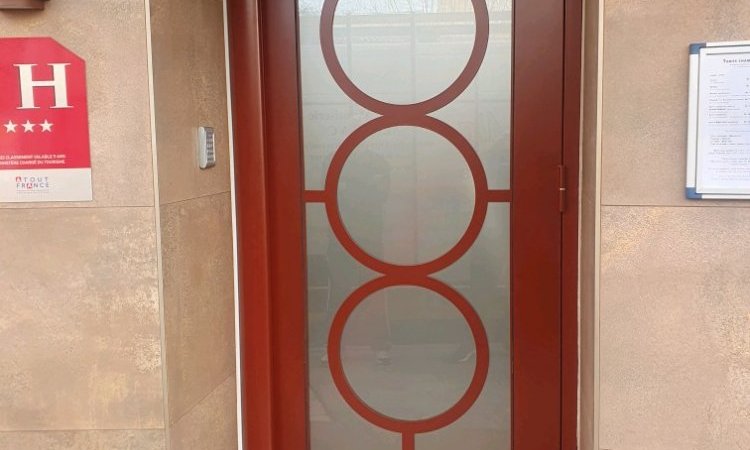 Fourniture et pose de porte d'entrée en aluminium dans un hôtel à Bandol