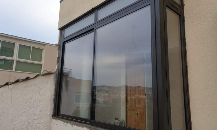 Pose de fenêtres coulissantes en aluminium et volets roulants solaires à Bandol